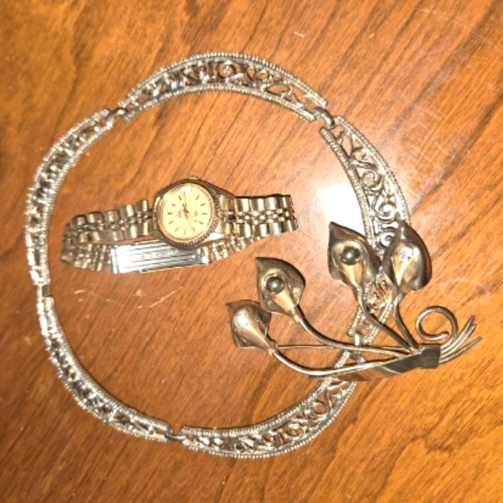 Vintage gold colored jewelry set